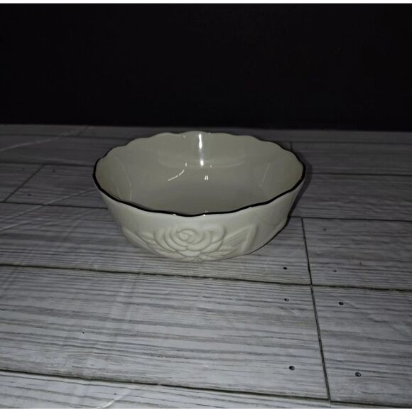 LENOX Small Rose Bowl Candy Dish Embossed Scalloped With Gold Trim 4 1/2”in - Picture 9 of 9